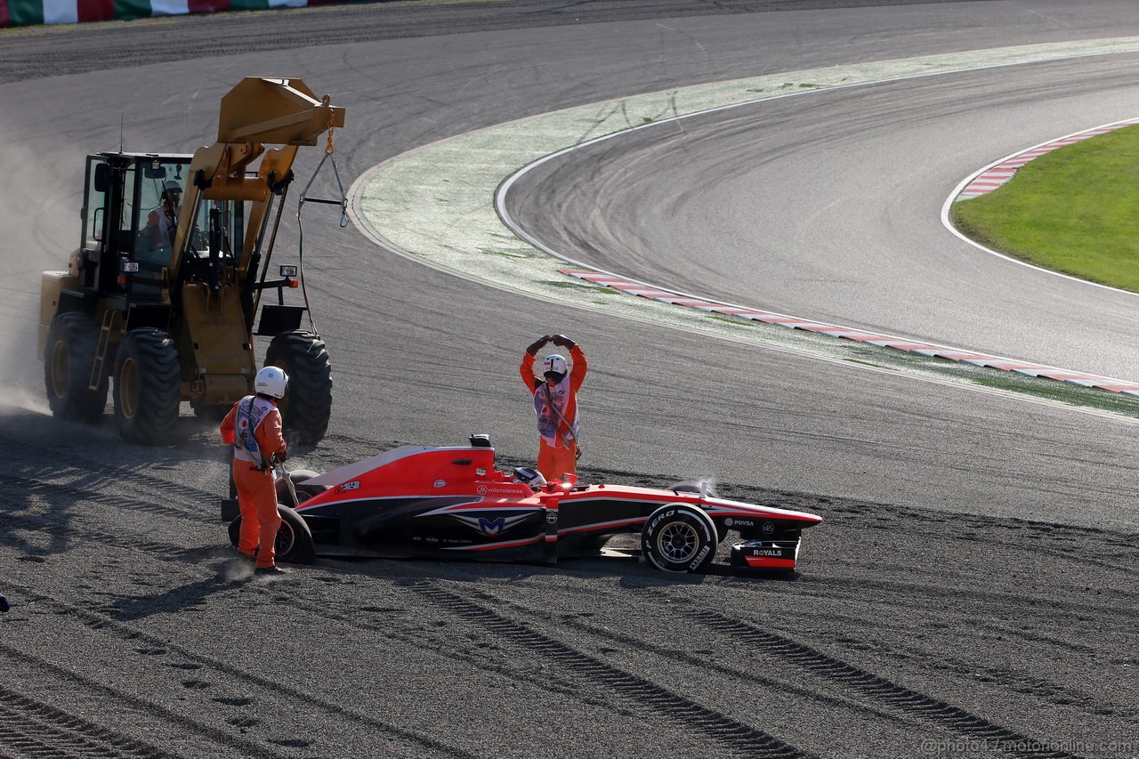 GP GIAPPONE, 13.10.2013- Gara, Crash, Jules Bianchi (FRA) Marussia F1 Team MR02 