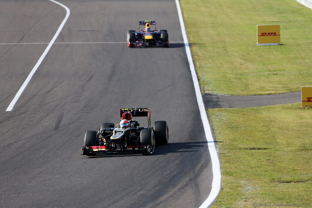 GP GIAPPONE, 13.10.2013- Gara, Romain Grosjean (FRA) Lotus F1 Team E21 davanti a Mark Webber (AUS) Red Bull Racing RB9 