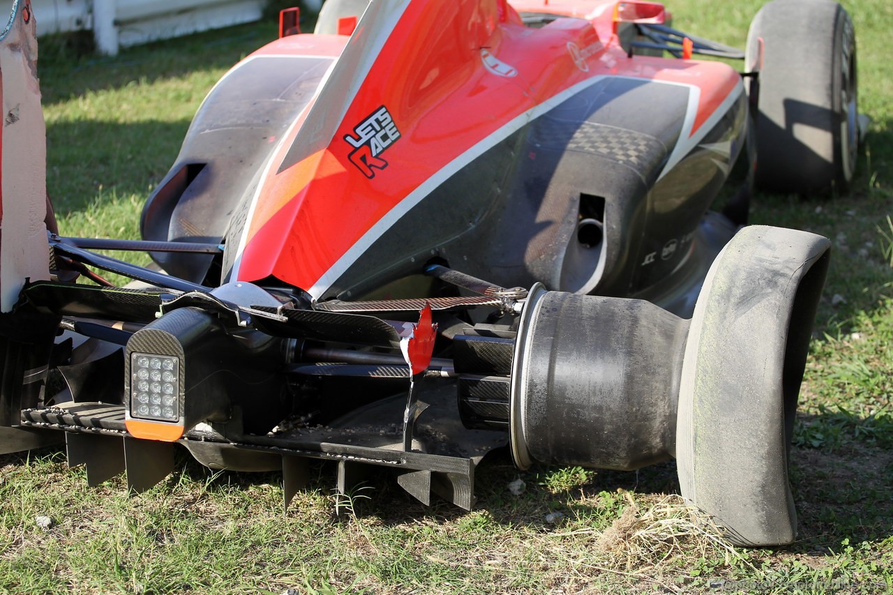 GP GIAPPONE, 13.10.2013- Gara, crash, Jules Bianchi (FRA) Marussia F1 Team MR02 