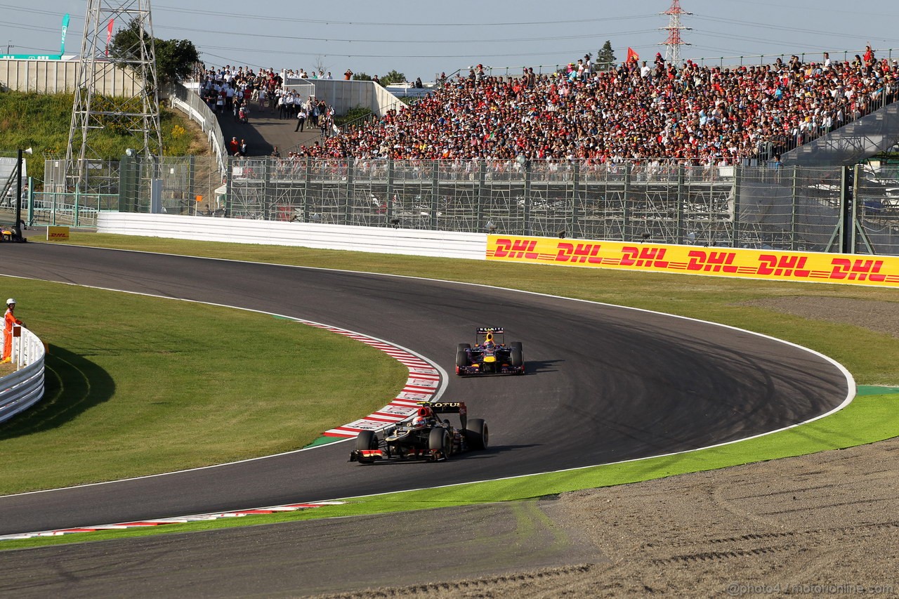 GP GIAPPONE, 13.10.2013- Gara, Romain Grosjean (FRA) Lotus F1 Team E21 davanti a Mark Webber (AUS) Red Bull Racing RB9 