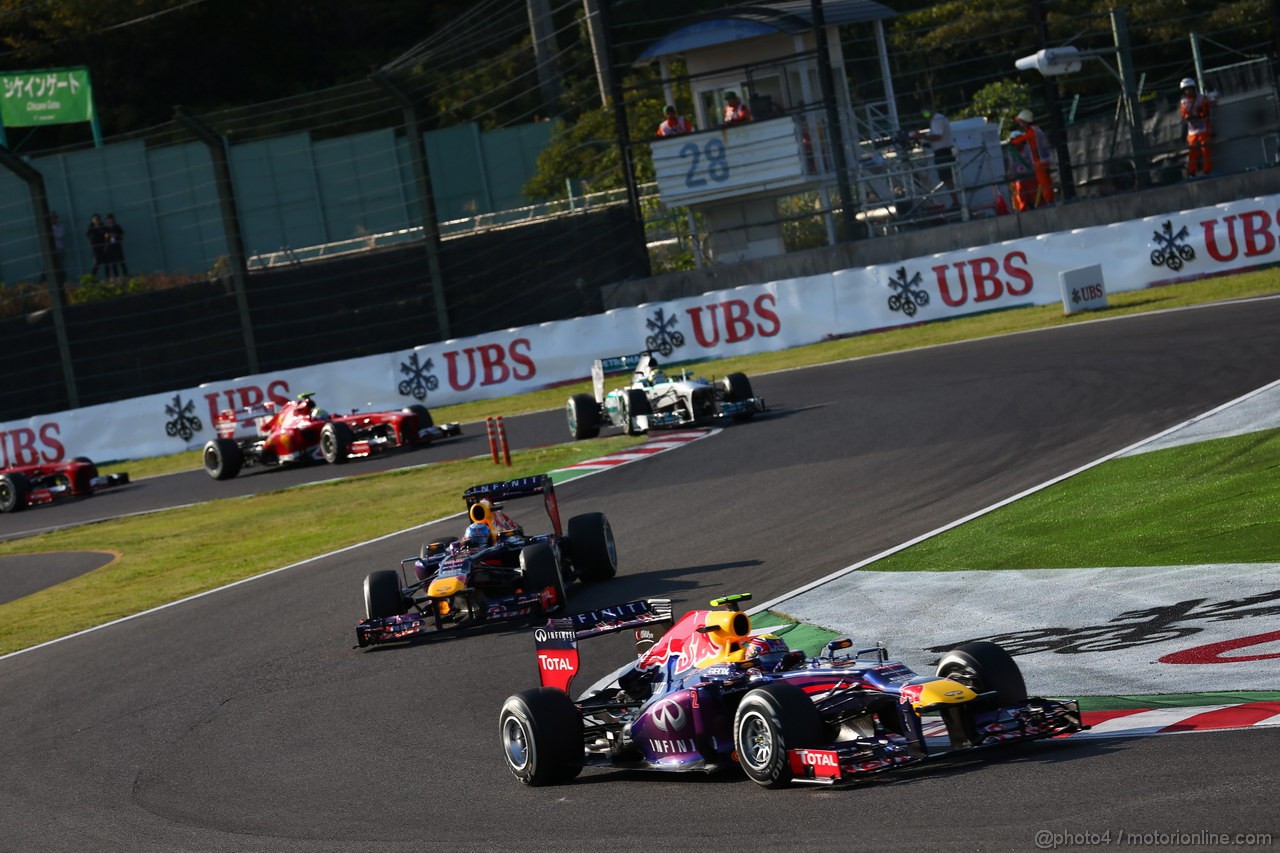 GP GIAPPONE, 13.10.2013- Gara, Mark Webber (AUS) Red Bull Racing RB9 davanti a Sebastian Vettel (GER) Red Bull Racing RB9 