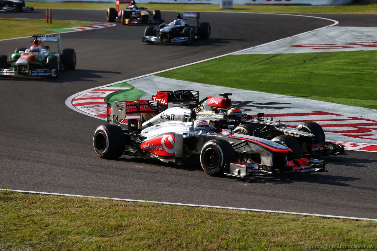 GP GIAPPONE, 13.10.2013- Gara, Jenson Button (GBR) McLaren Mercedes MP4-28 e Kimi Raikkonen (FIN) Lotus F1 Team E21