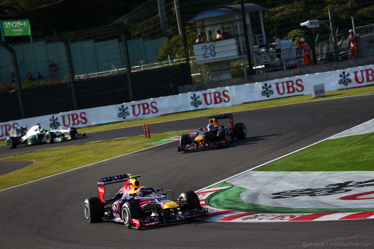 GP GIAPPONE, 13.10.2013- Gara, Mark Webber (AUS) Red Bull Racing RB9 davanti a Sebastian Vettel (GER) Red Bull Racing RB9 