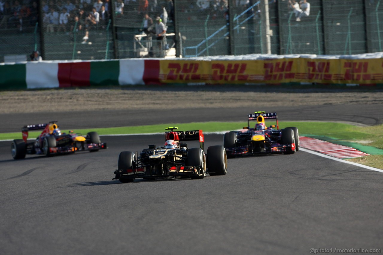 GP GIAPPONE, 13.10.2013- Gara, Romain Grosjean (FRA) Lotus F1 Team E21 davanti a Mark Webber (AUS) Red Bull Racing RB9 