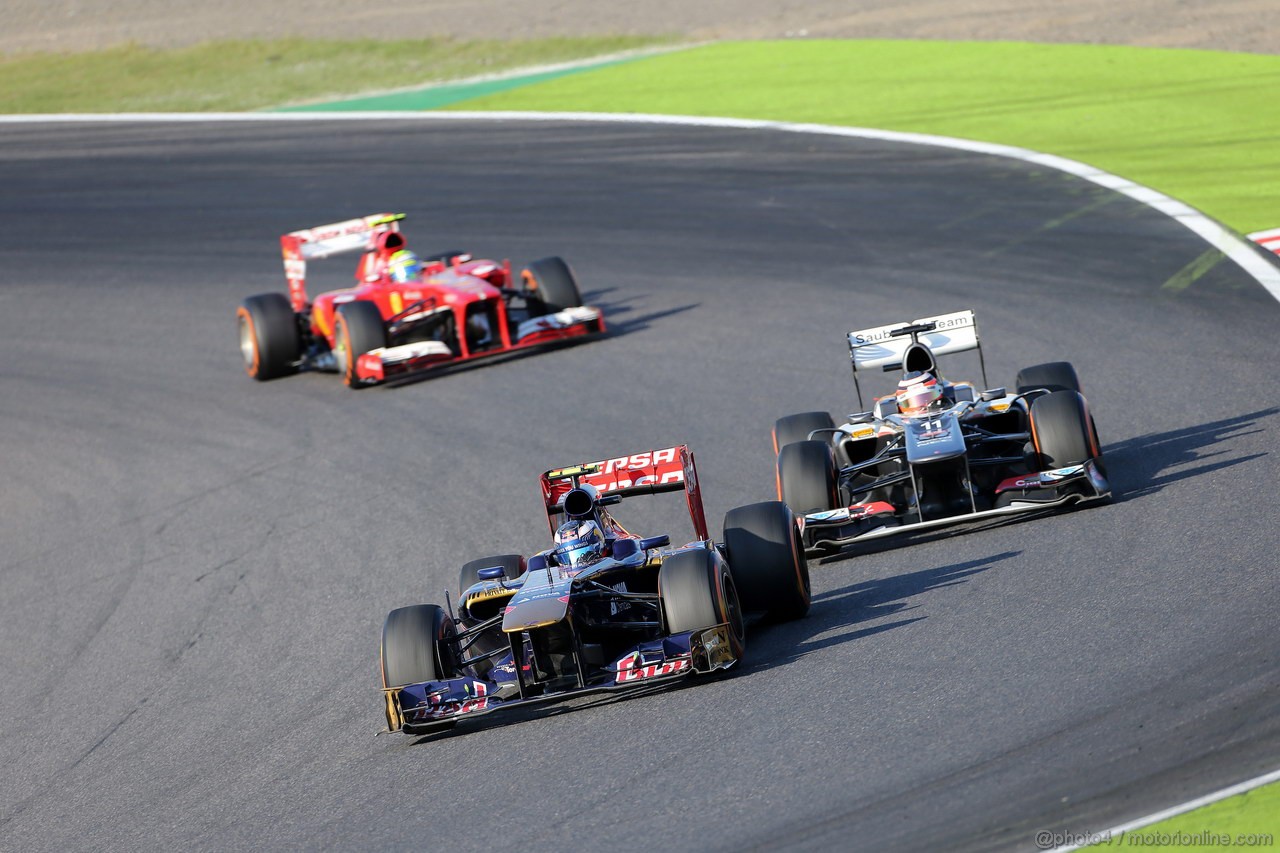 GP GIAPPONE, 13.10.2013- Gara, Daniel Ricciardo (AUS) Scuderia Toro Rosso STR8 e Nico Hulkenberg (GER) Sauber F1 Team C32 