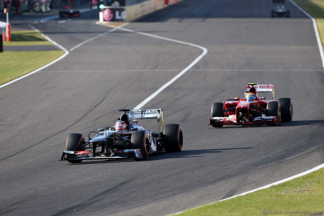 GP GIAPPONE, 13.10.2013- Gara, Nico Hulkenberg (GER) Sauber F1 Team C32 e Felipe Massa (BRA) Ferrari F138 