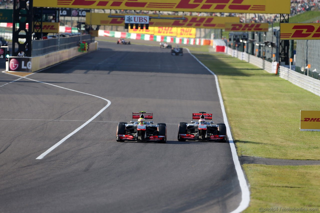 GP GIAPPONE, 13.10.2013- Gara, Sergio Perez (MEX) McLaren MP4-28 e Jenson Button (GBR) McLaren Mercedes MP4-28