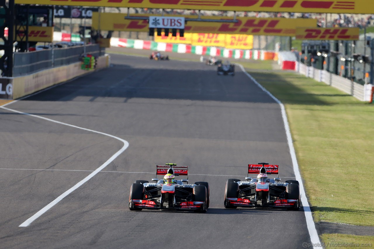 GP GIAPPONE, 13.10.2013- Gara, Sergio Perez (MEX) McLaren MP4-28 e Jenson Button (GBR) McLaren Mercedes MP4-28 