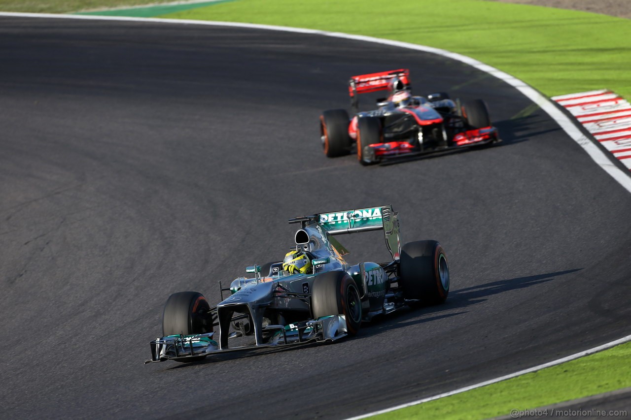 GP GIAPPONE, 13.10.2013- Gara, Nico Rosberg (GER) Mercedes AMG F1 W04 davanti a Jenson Button (GBR) McLaren Mercedes MP4-28 