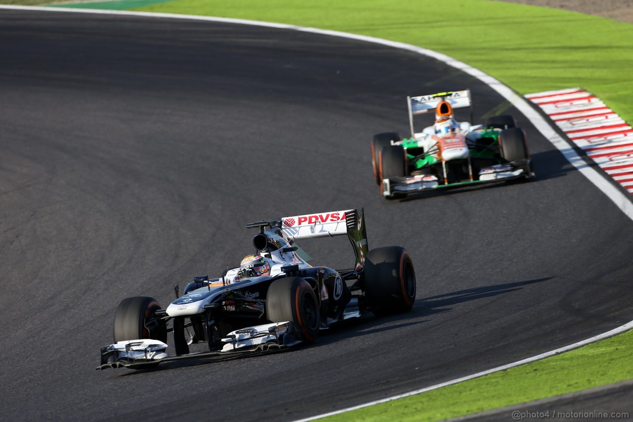 GP GIAPPONE, 13.10.2013- Gara, Pastor Maldonado (VEN) Williams F1 Team FW35 davanti a Adrian Sutil (GER), Sahara Force India F1 Team VJM06 