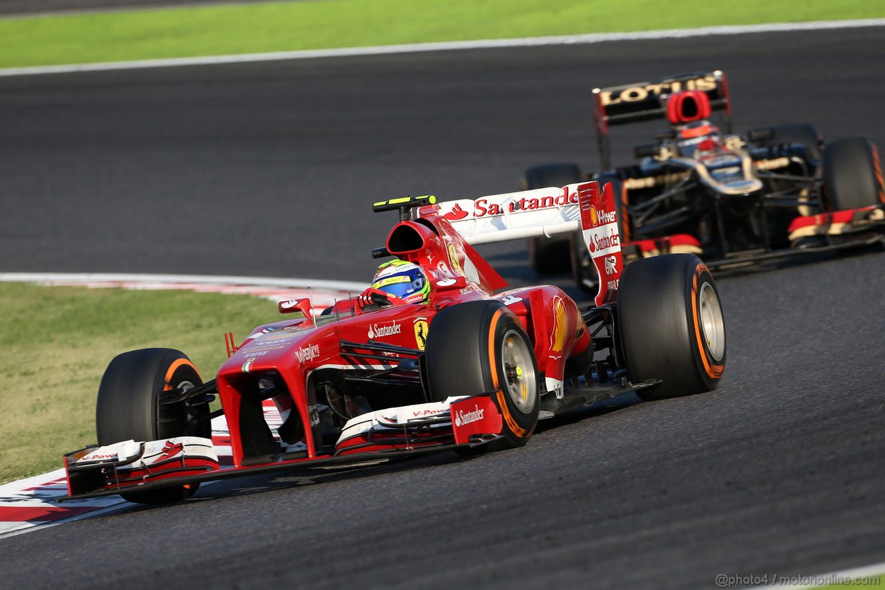 GP GIAPPONE, 13.10.2013- Gara, Felipe Massa (BRA) Ferrari F138 davanti a Kimi Raikkonen (FIN) Lotus F1 Team E21 