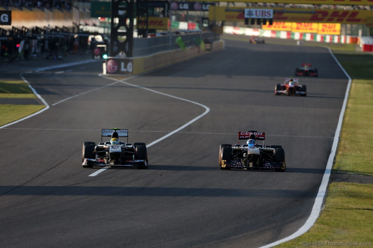 GP GIAPPONE, 13.10.2013- Gara, Esteban Gutierrez (MEX), Sauber F1 Team C32 e Jean-Eric Vergne (FRA) Scuderia Toro Rosso STR8