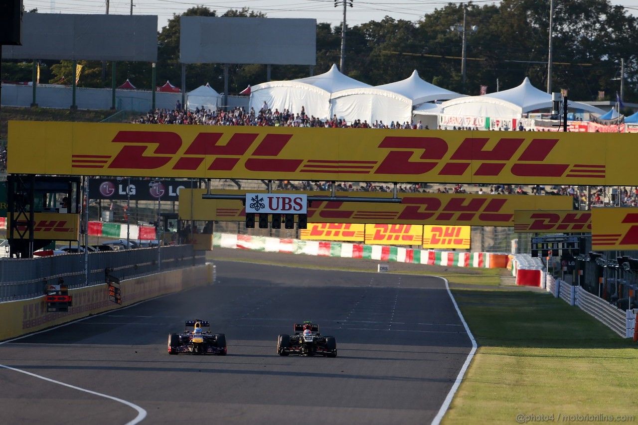 GP GIAPPONE, 13.10.2013- Gara, Sebastian Vettel (GER) Red Bull Racing RB9 overtakes Romain Grosjean (FRA) Lotus F1 Team E21