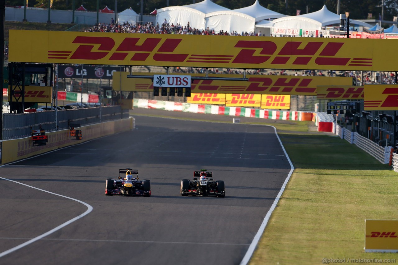 GP GIAPPONE, 13.10.2013- Gara, Sebastian Vettel (GER) Red Bull Racing RB9 overtakes Romain Grosjean (FRA) Lotus F1 Team E21 