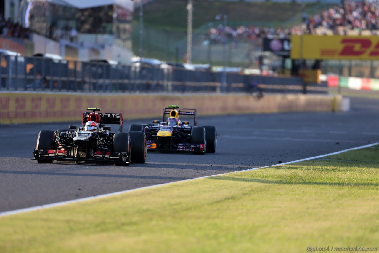 GP GIAPPONE, 13.10.2013- Gara, Romain Grosjean (FRA) Lotus F1 Team E21 davanti a Mark Webber (AUS) Red Bull Racing RB9 