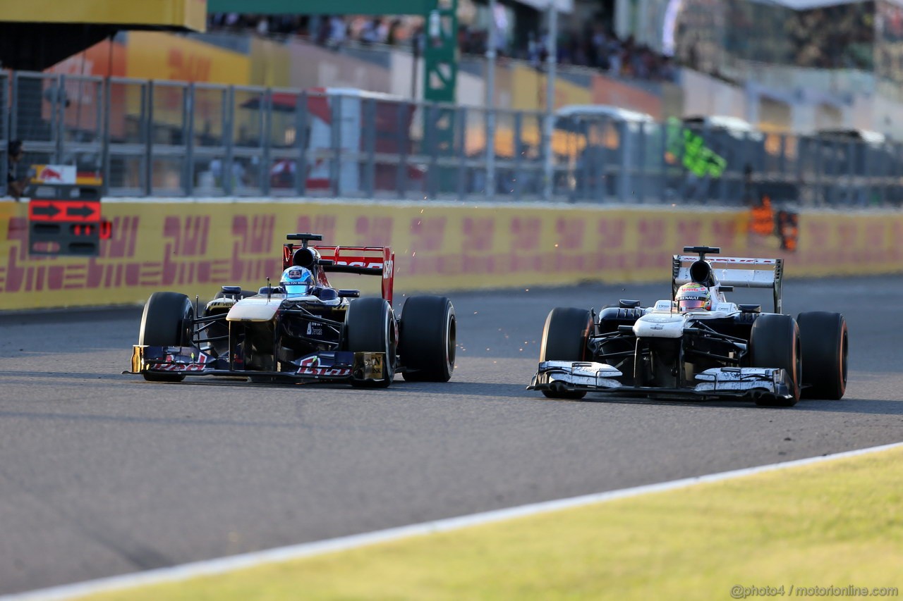 GP GIAPPONE, 13.10.2013- Gara, Jean-Eric Vergne (FRA) Scuderia Toro Rosso STR8 e Pastor Maldonado (VEN) Williams F1 Team FW35 