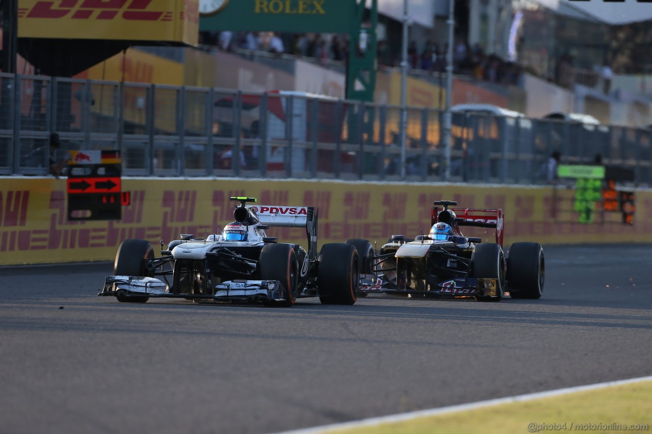 GP GIAPPONE, 13.10.2013- Gara, Valtteri Bottas (FIN), Williams F1 Team FW35 davanti a Jean-Eric Vergne (FRA) Scuderia Toro Rosso STR8 