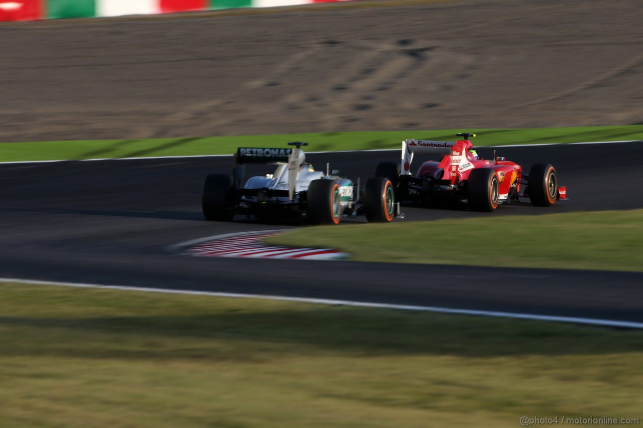 GP GIAPPONE, 13.10.2013- Gara, Felipe Massa (BRA) Ferrari F138 davanti a Nico Rosberg (GER) Mercedes AMG F1 W04 