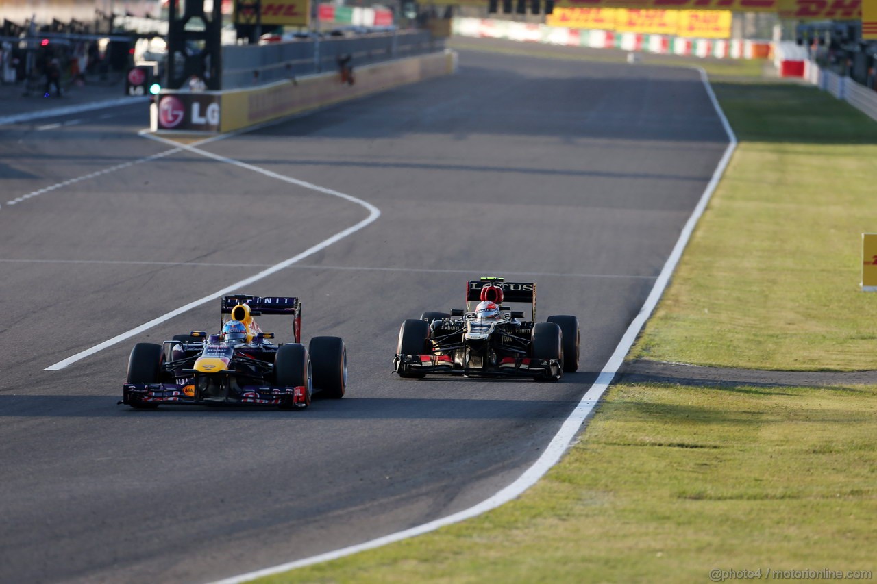 GP GIAPPONE, 13.10.2013- Gara, Sebastian Vettel (GER) Red Bull Racing RB9 davanti a Romain Grosjean (FRA) Lotus F1 Team E21 