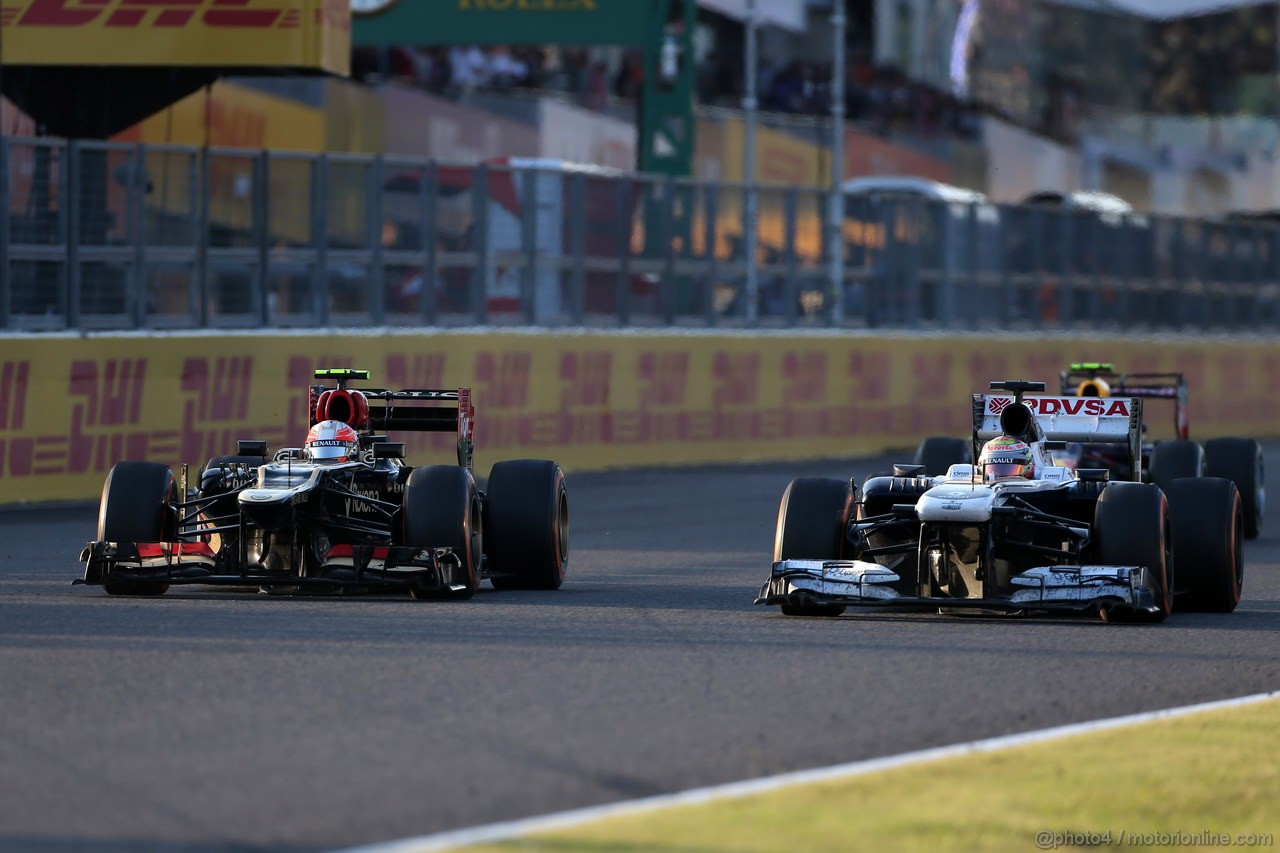 GP GIAPPONE, 13.10.2013- Gara, Romain Grosjean (FRA) Lotus F1 Team E21 e Pastor Maldonado (VEN) Williams F1 Team FW35 