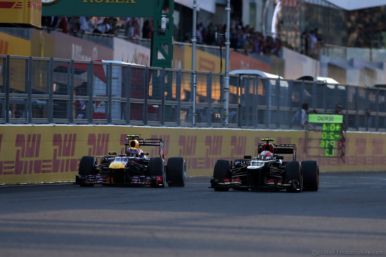 GP GIAPPONE, 13.10.2013- Gara, Mark Webber (AUS) Red Bull Racing RB9 overtakes Romain Grosjean (FRA) Lotus F1 Team E21