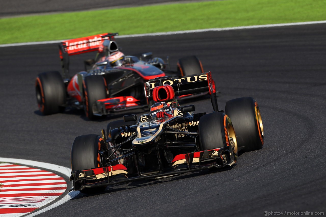 GP GIAPPONE, 13.10.2013- Gara, Kimi Raikkonen (FIN) Lotus F1 Team E21 davanti a Jenson Button (GBR) McLaren Mercedes MP4-28 