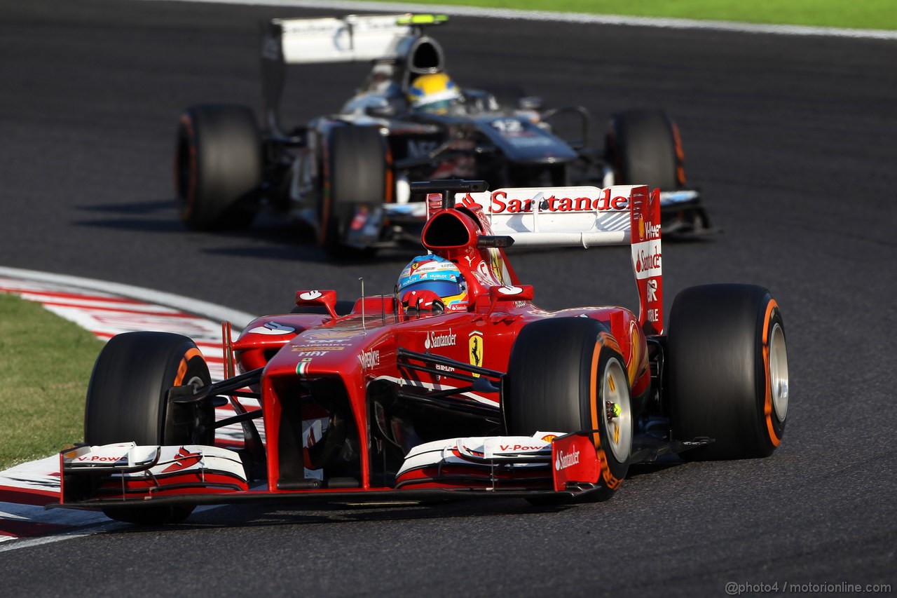 GP GIAPPONE, 13.10.2013- Gara, Fernando Alonso (ESP) Ferrari F138 davanti a Esteban Gutierrez (MEX), Sauber F1 Team C32 