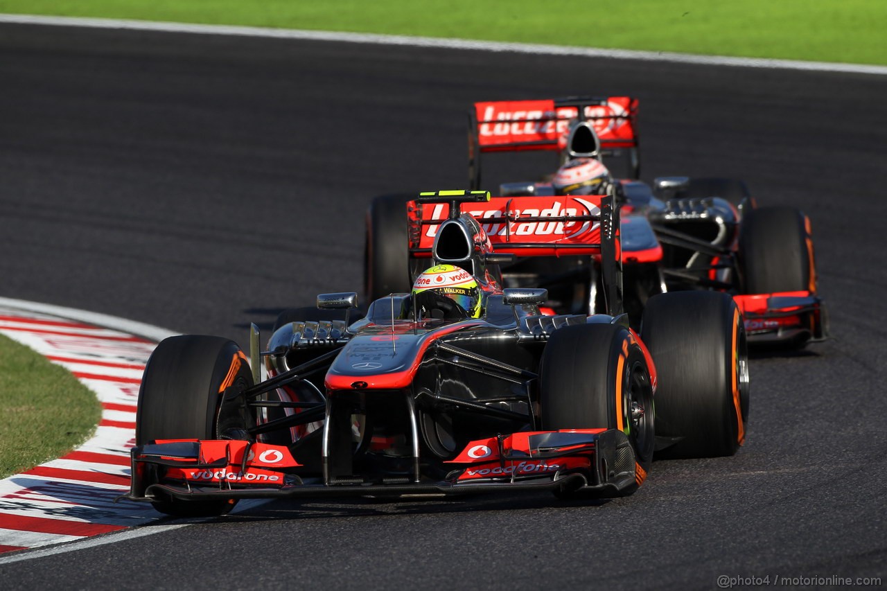 GP GIAPPONE, 13.10.2013- Gara, Sergio Perez (MEX) McLaren MP4-28 davanti a Jenson Button (GBR) McLaren Mercedes MP4-28 