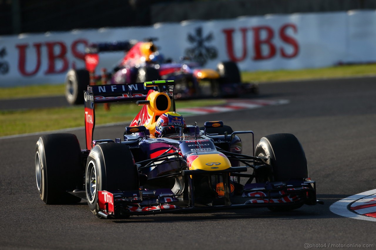 GP GIAPPONE, 13.10.2013- Gara, Mark Webber (AUS) Red Bull Racing RB9 davanti a Sebastian Vettel (GER) Red Bull Racing RB9 