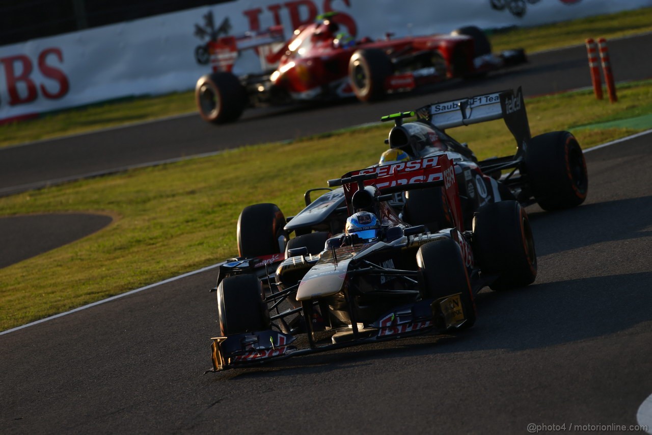 GP GIAPPONE, 13.10.2013- Gara, Jean-Eric Vergne (FRA) Scuderia Toro Rosso STR8 e Esteban Gutierrez (MEX), Sauber F1 Team C32 