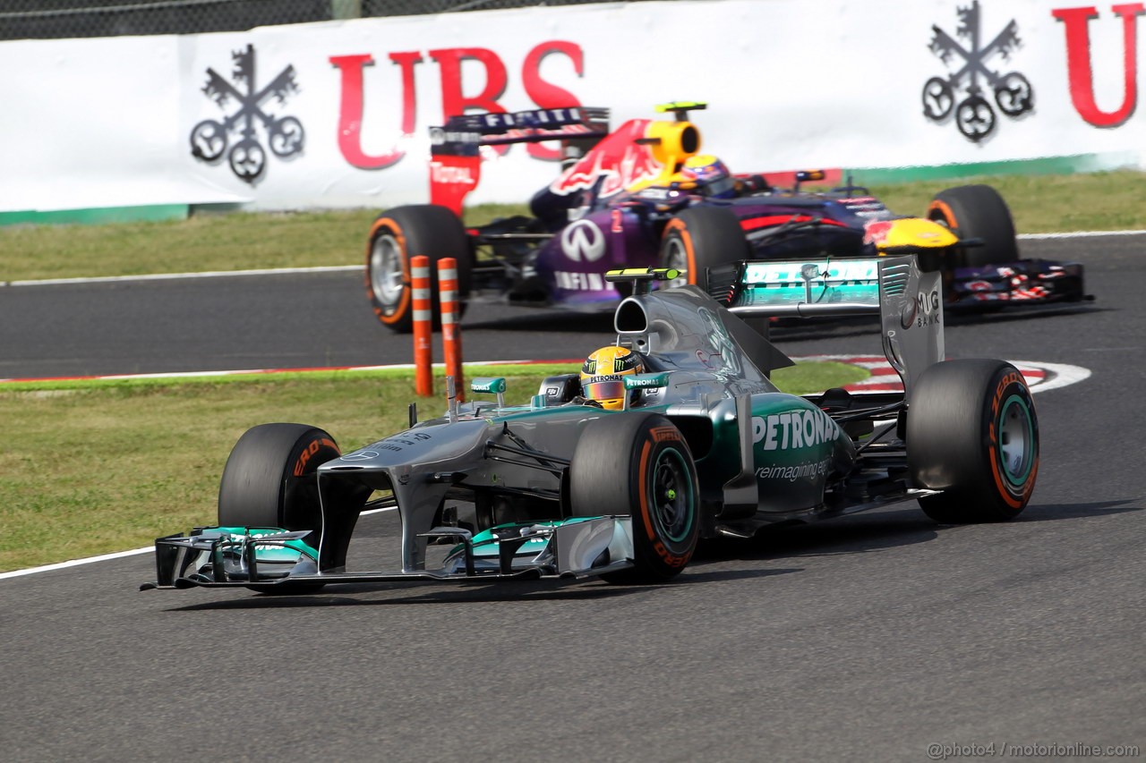GP GIAPPONE, 12.10.2013- Prove Libere 3, Lewis Hamilton (GBR) Mercedes AMG F1 W04 davanti a Mark Webber (AUS) Red Bull Racing RB9 