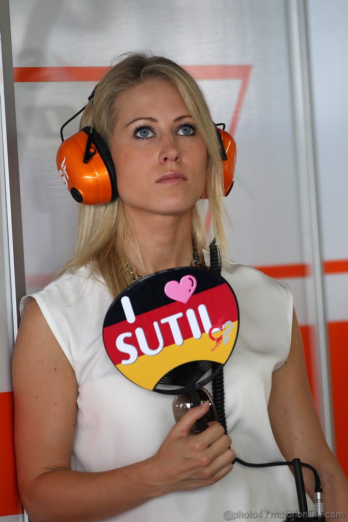 GP GIAPPONE, 11.10.2013- Prove Libere 2, Jennifer Becks (GER), girlfriend of Adrian Sutil (GER), Sahara Force India F1 Team VJM06 