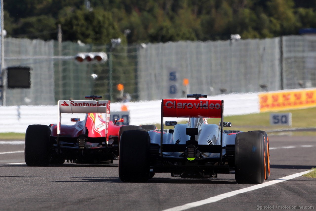 GP GIAPPONE, 11.10.2013- Prove Libere 2, Fernando Alonso (ESP) Ferrari F138 e Jenson Button (GBR) McLaren Mercedes MP4-28 