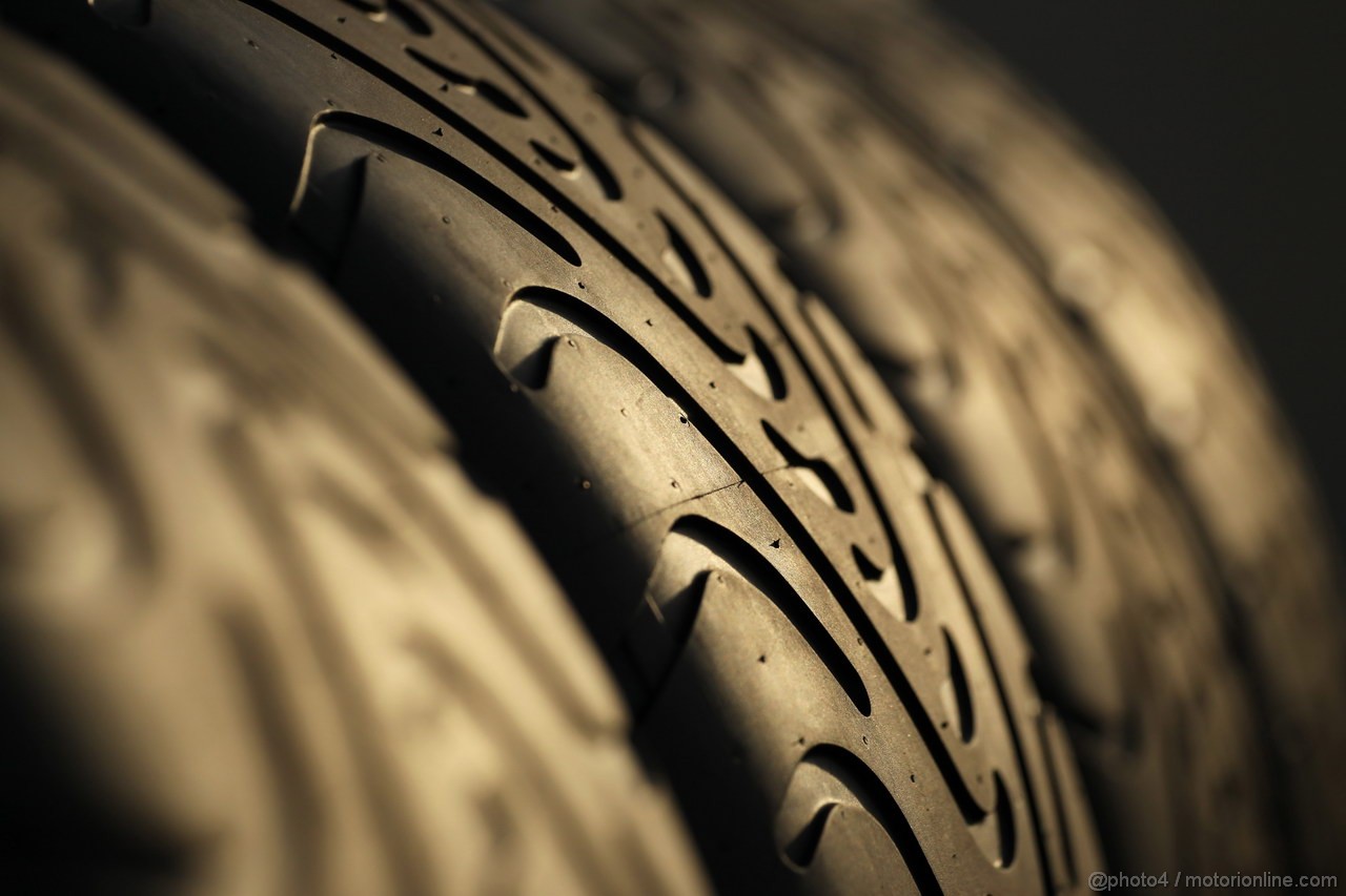 GP GIAPPONE, 11.10.2013- Prove Libere 2, Pirelli Tyres 
