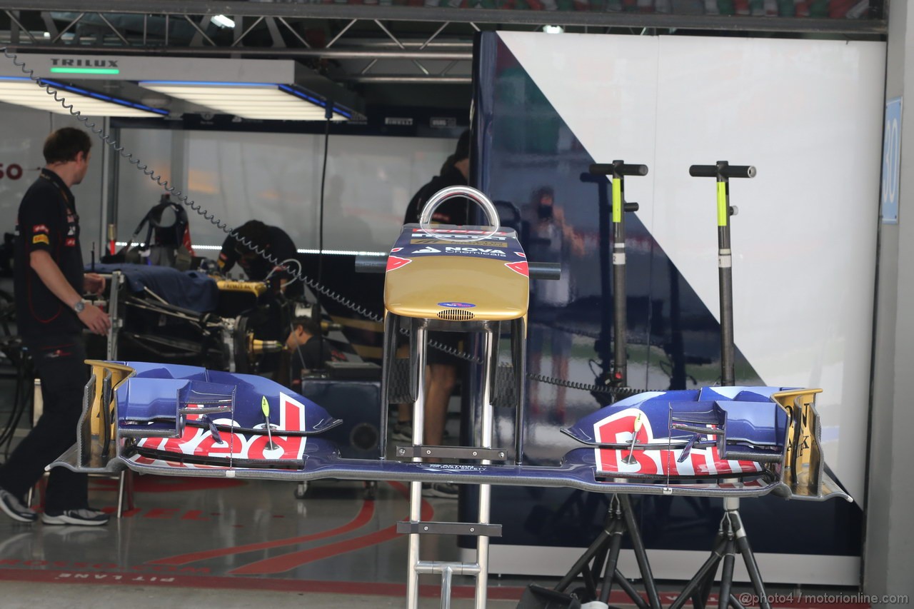 GP INDIA, Toro Rosso STR8 front wing details 