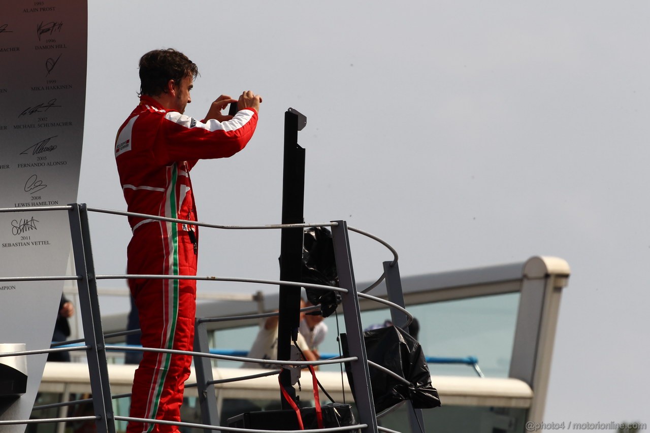 GP ITALIA, 08.09.2013- The Podium,2nd Fernando Alonso (ESP) Ferrari F138 take a picture of the fans