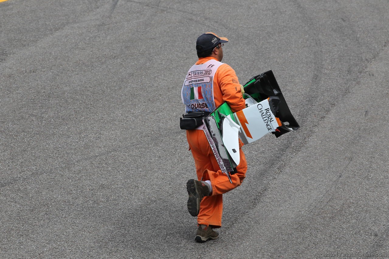 GP ITALIA, 08.09.2013- Marshall with Paul di Resta (GBR) Sahara Force India F1 Team VJM06 Frontal Wing after the crash