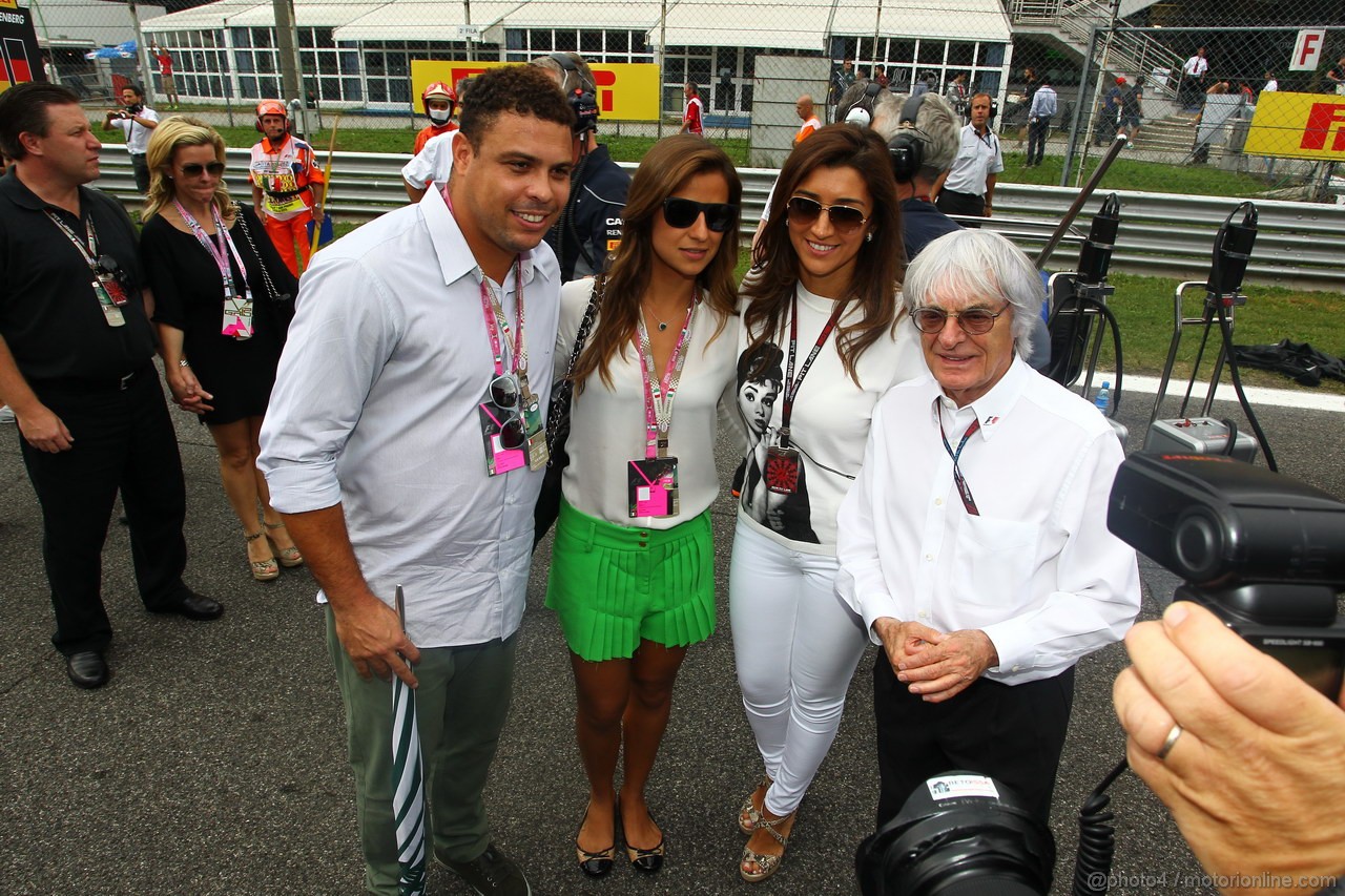 GP ITALIA, 08.09.2013- Bernie Ecclestone (GBR), President e CEO of Formula One Management e Domenica Fabiana Flosi (BRA) with Ronaldo (BRA) e his GF