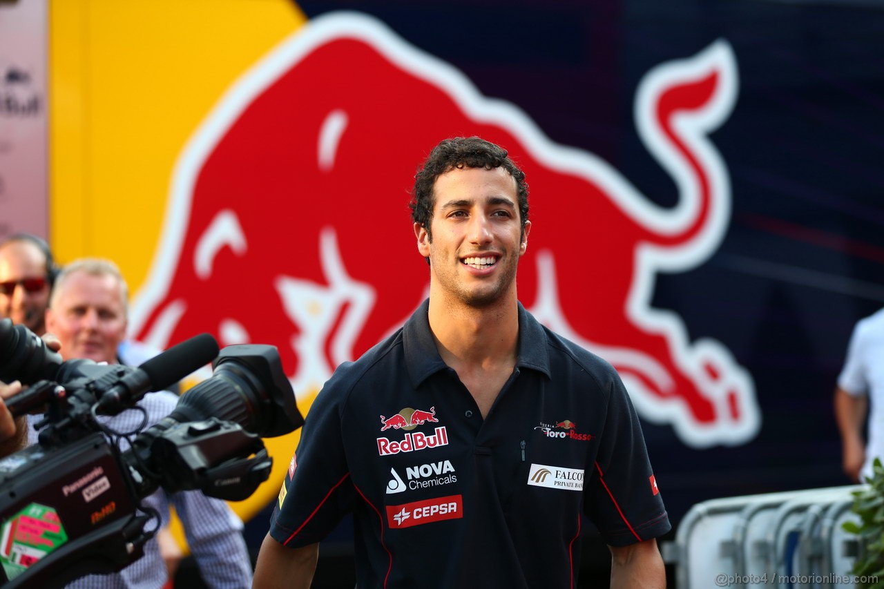 GP ITALIA, 06.09.2013- Daniel Ricciardo (AUS) Scuderia Toro Rosso STR8 e the Redbull Logo