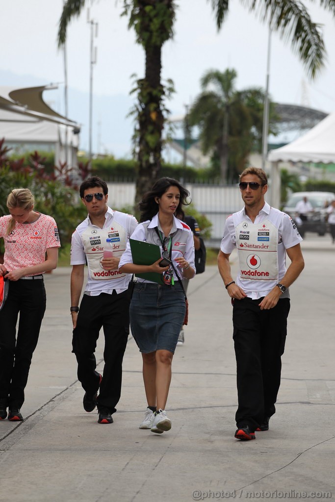 GP MALESIA, 24.03.2013- Jenson Button (GBR) McLaren Mercedes MP4-28 e Sergio Perez (MEX) McLaren MP4-28