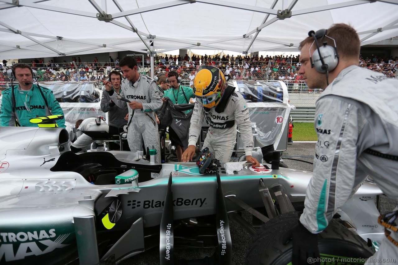 GP MALESIA, 24.03.2013- Gara, Lewis Hamilton (GBR) Mercedes AMG F1 W04 on the partenzaing grid