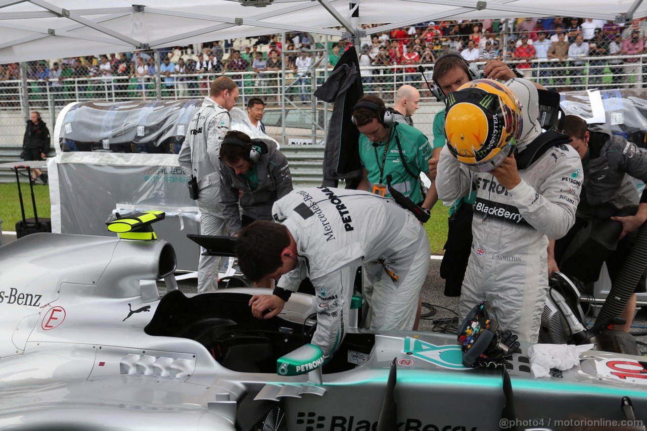 GP MALESIA, 24.03.2013- Gara, Lewis Hamilton (GBR) Mercedes AMG F1 W04 on the partenzaing grid