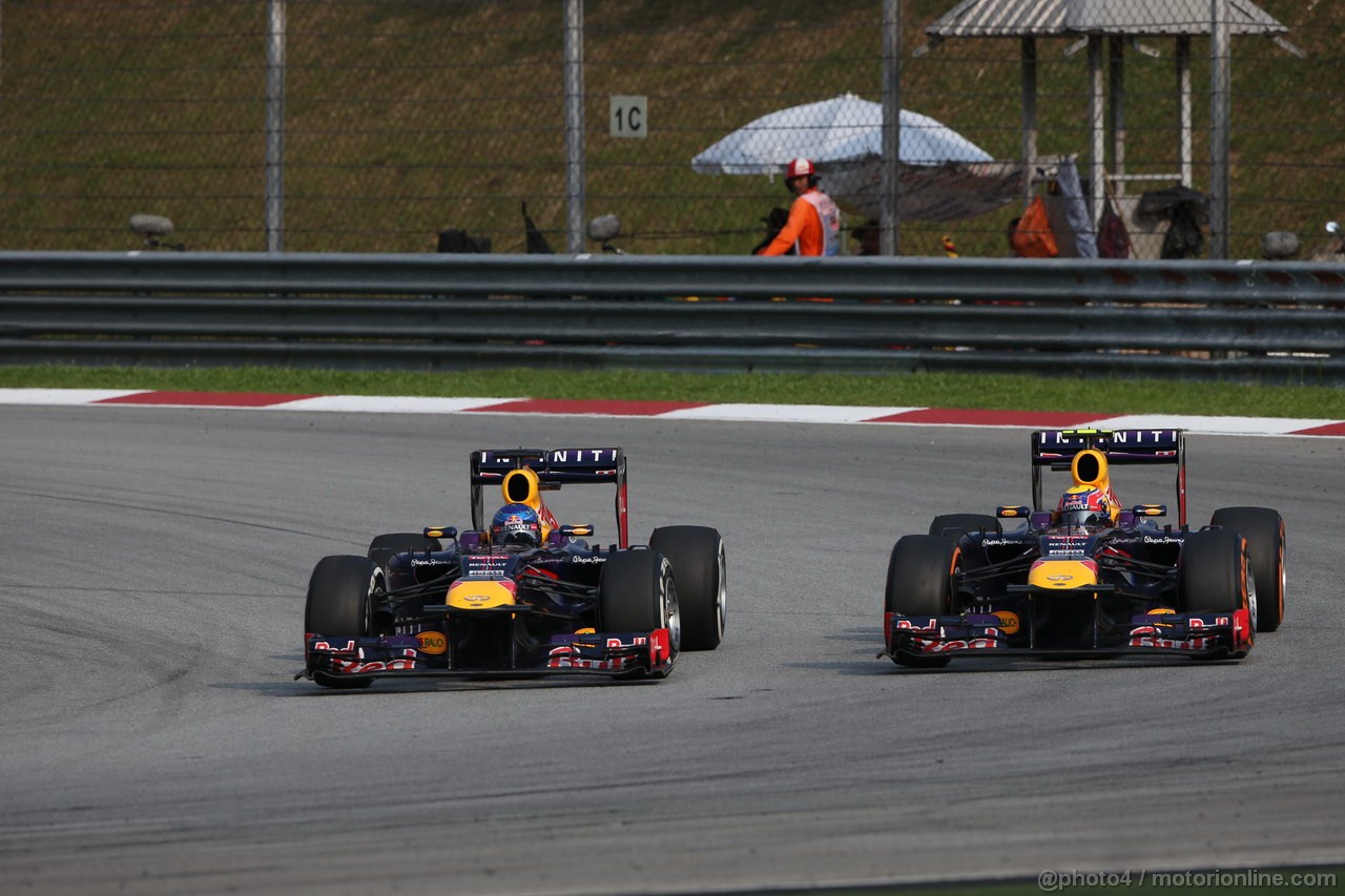 GP MALESIA, 24.03.2013- Gara, Sebastian Vettel (GER) Red Bull Racing RB9 overtaking Mark Webber (AUS) Red Bull Racing RB9 