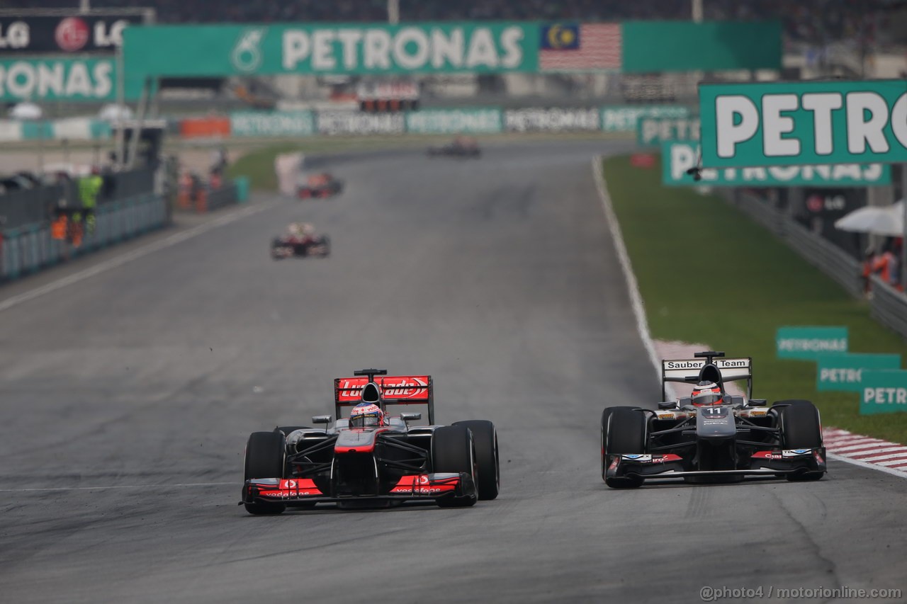 GP MALESIA, 24.03.2013- Gara, Jenson Button (GBR) McLaren Mercedes MP4-28 overtaking Nico Hulkenberg (GER) Sauber F1 Team C32 