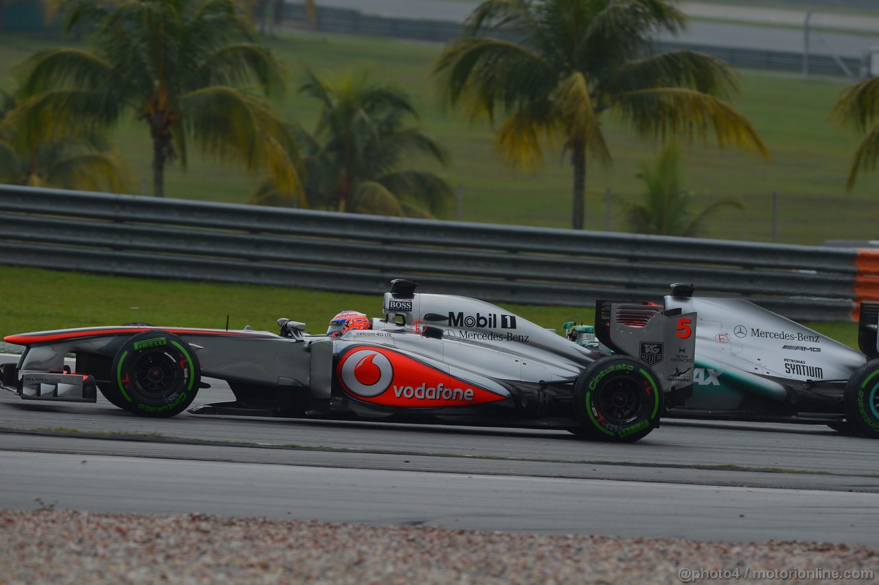 GP MALESIA, 24.03.2013- Gara, Jenson Button (GBR) McLaren Mercedes MP4-28 overtaking Nico Rosberg (GER) Mercedes AMG F1 W04 