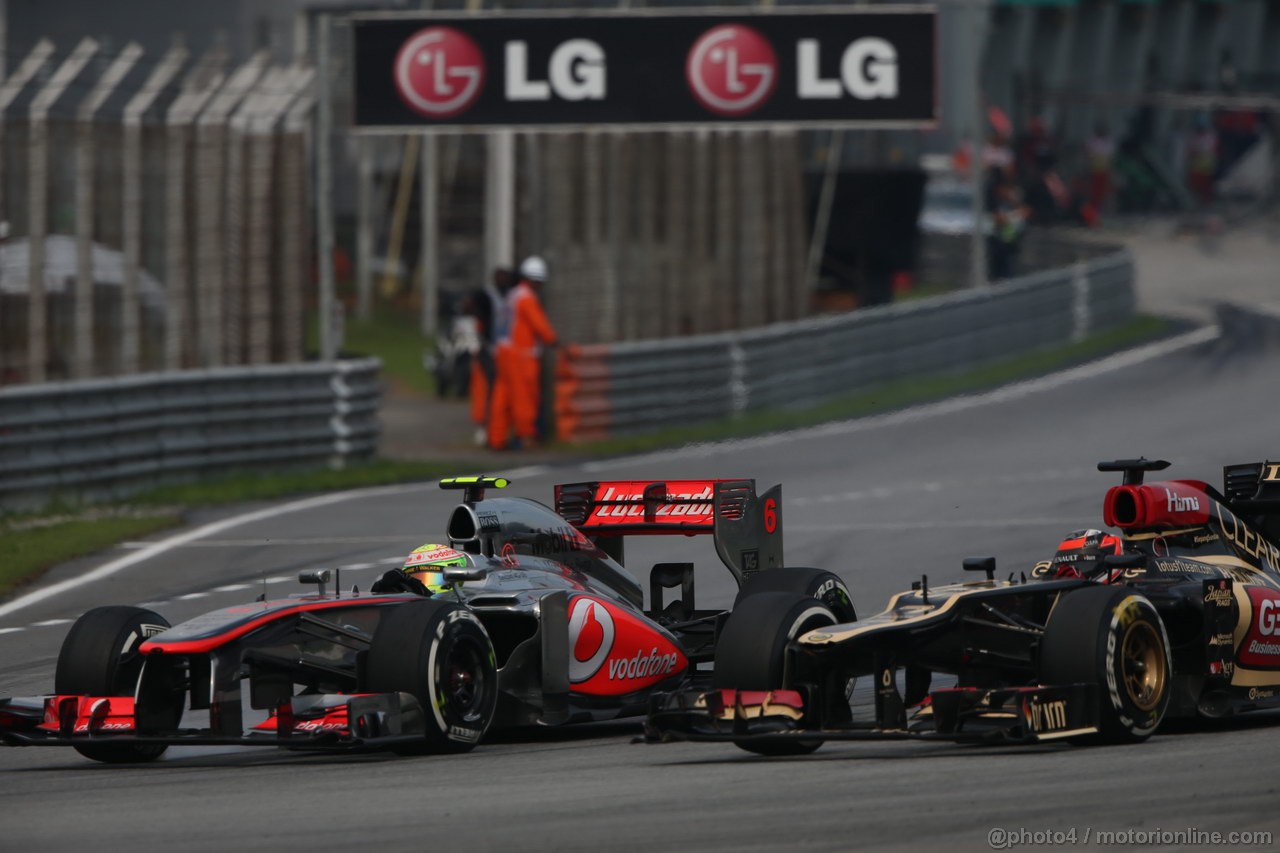 GP MALESIA, 24.03.2013- Gara, Sergio Perez (MEX) McLaren MP4-28 overtaking Kimi Raikkonen (FIN) Lotus F1 Team E21 