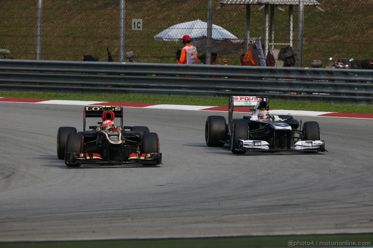 GP MALESIA, 24.03.2013- Gara, Romain Grosjean (FRA) Lotus F1 Team E21 overtaking Nico Hulkenberg (GER) Sauber F1 Team C32 