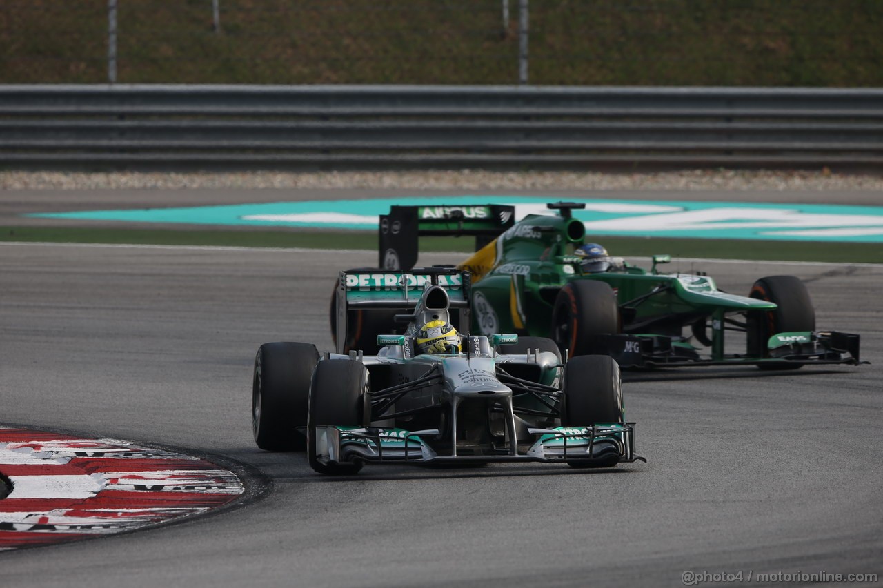 GP MALESIA, 24.03.2013- Gara, Nico Rosberg (GER) Mercedes AMG F1 W04 overtaking Charles Pic (FRA) Caterham F1 Team CT03 