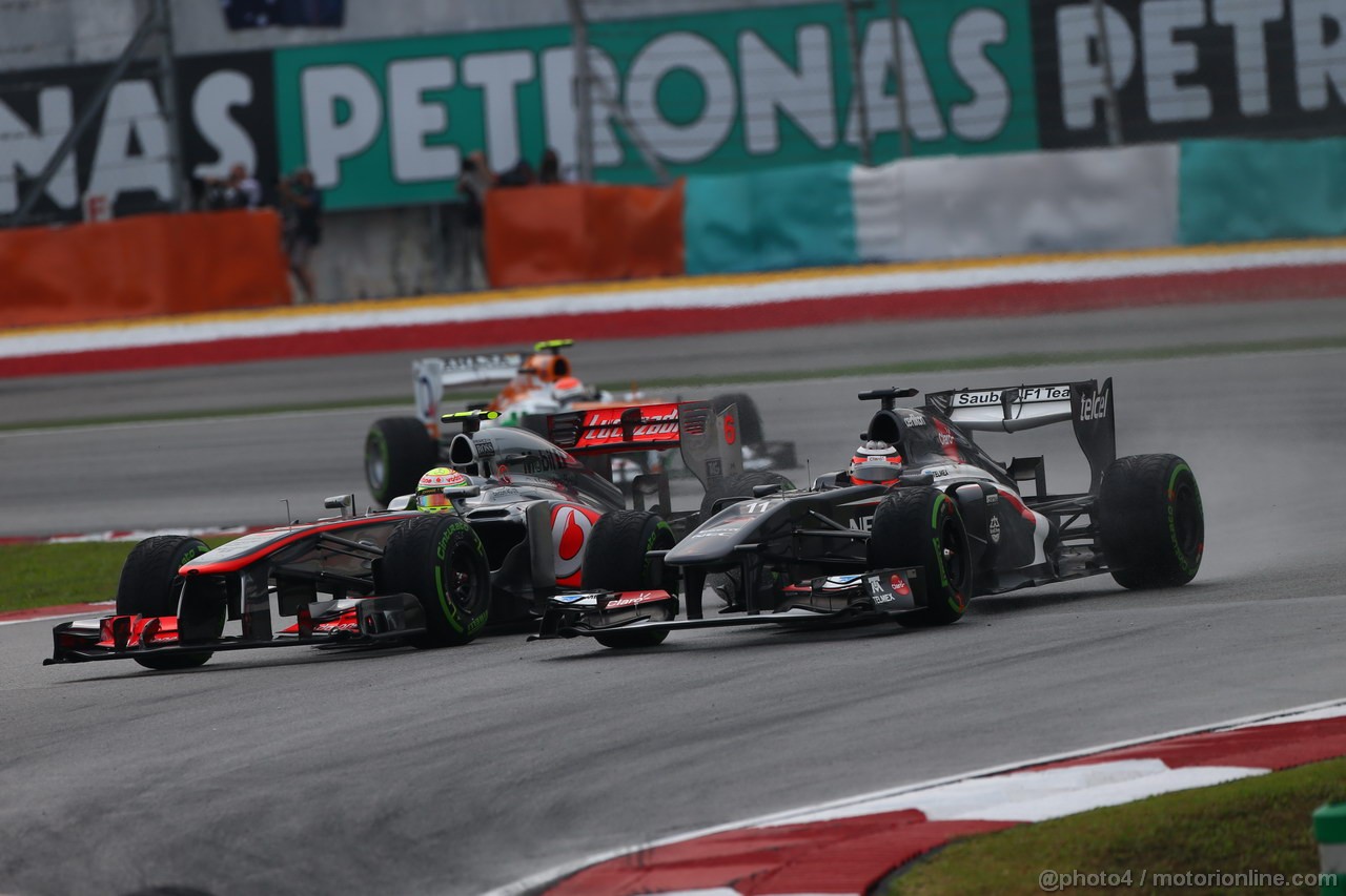 GP MALESIA, 24.03.2013- Gara, Nico Hulkenberg (GER) Sauber F1 Team C32 overtaking Sergio Perez (MEX) McLaren MP4-28 