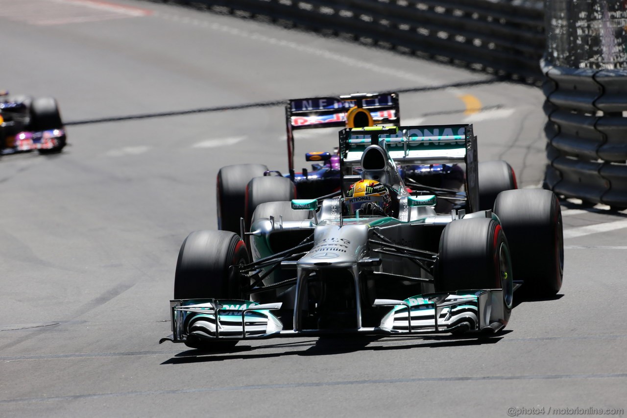 GP MONACO, 26.05.2013- Gara, Lewis Hamilton (GBR) Mercedes AMG F1 W04 davanti a Sebastian Vettel (GER) Red Bull Racing RB9 